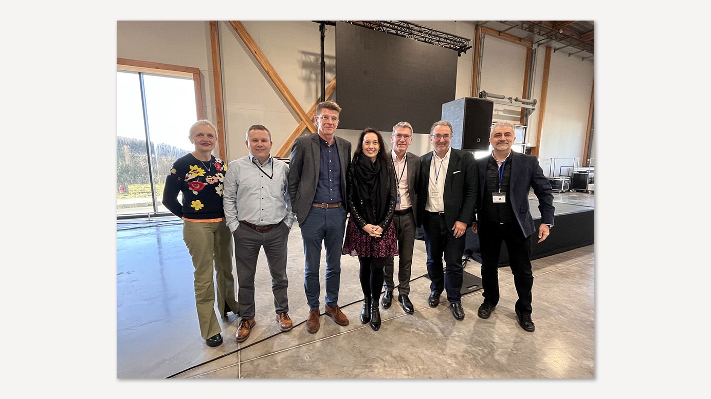 De gauche à droite: Hanna Lepers, Directrice des Opérations France, Cédric Depré, directeur du site d'Arras, Jacques Brom, Directeur Général du LFB, Virginie Milière, Déléguée Générale de l'association IRIS, Vincent Loret, Directeur Industriel, Didier Véron, Directeur des Affaires corporate et Karen Pinachyan, Directeur des Affaires Scientifiques, Médicales et Réglementaires.